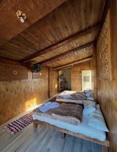 シワにあるSiwa desert palaceの木造の部屋