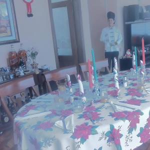 un garçon debout devant une table avec des bougies dans l'établissement Ortega'S Guest House, 