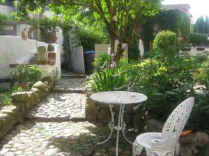 una mesa y dos sillas en un jardín en Haus Störtebeker, en Wismar