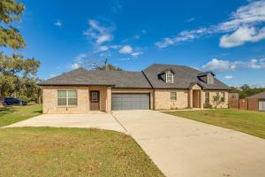 ein großes Backsteinhaus mit Garage in der Unterkunft Walk to Lake Lewisville and Park Pet-Friendly Apt in Oak Point
