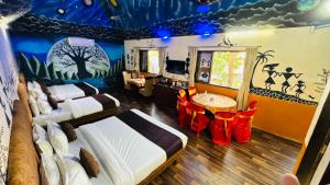 TV a/nebo společenská místnost v ubytování The Luxury Maharaja The Royal Resort