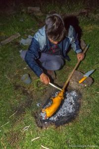 Un homme fait griller un hot-dog sur un barbecue. dans l'établissement Ortega'S Guest House, 