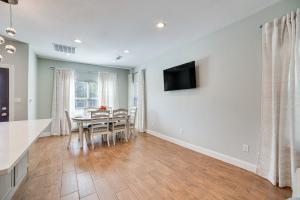 ein Esszimmer mit einem Tisch und einem TV an der Wand in der Unterkunft Walk to Lake Lewisville and Park Pet-Friendly Apt in Oak Point