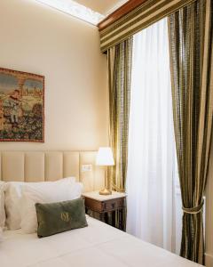 a hotel room with a bed and a window at Quinta das Luzes by Casa dos Sequeiras in Vila Nova de Gaia