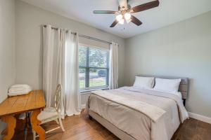 Schlafzimmer mit einem Bett, einem Deckenventilator und einem Fenster in der Unterkunft Walk to Lake Lewisville and Park Pet-Friendly Apt in Oak Point + 18 Fotos