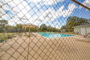 ein Pool hinter einem Kettenglied-Zaun in der Unterkunft Walk to Lake Lewisville and Park Pet-Friendly Apt in Oak Point