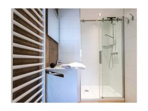 une salle de bain avec douche, lavabo et escalier dans l'établissement Bernstein Resort, à Dorf Körkwitz