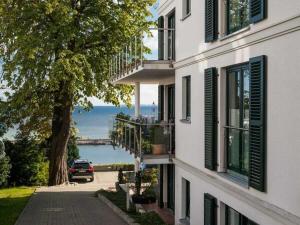 a building with a view of a body of water at One-bedroom apartment in Sassnitz