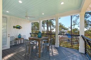 Балкон или терраса в Whimsy! New - Sleeps 19 - Pool!