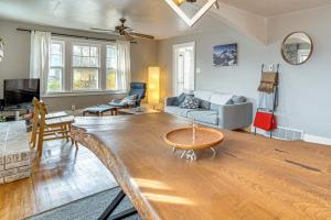 TV a/nebo společenská místnost v ubytování Less Than 1 Mi to Cheyenne Frontier Days! Cozy Family Home