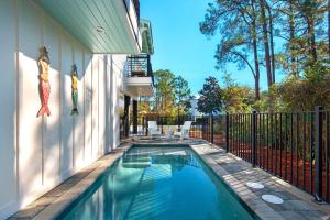 Бассейн в Whimsy! New - Sleeps 19 - Pool! или поблизости