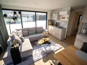 a living room with a couch and a kitchen at Schönes Hausboot in Höxter in Höxter