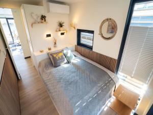 a bedroom with a bed in a room at Schönes Hausboot in Höxter in Höxter