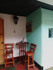 Una mesa pequeña y dos sillas en una habitación. en Paseo Antigua, en Antigua Guatemala