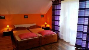 Letto o letti in una camera di Na Skraju Lasu