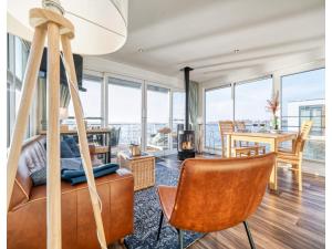 een woonkamer met een hangmat en een eetkamer bij Bright Base with Coastal Access in Ribnitz-Damgarten