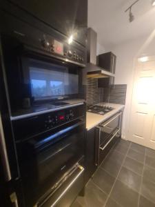 een keuken met een oven en een fornuis bij Coastal town properties in Jarrow