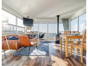 een keuken en woonkamer met een tafel en stoelen bij Bright Base with Coastal Access in Ribnitz-Damgarten