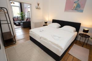 a bedroom with a bed and a living room at Apartment Lebenslang - Nähe Weserstadion & Viertel in Bremen