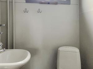 een witte badkamer met een wastafel en een toilet bij 4 star holiday home in VISBY in Visby