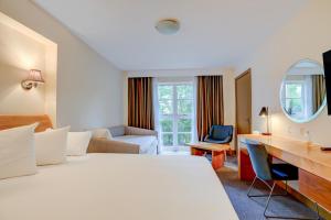 een hotelkamer met een groot bed en een bureau bij Sunday London Staines-upon-Thames Heathrow T5 in Staines +124 foto's