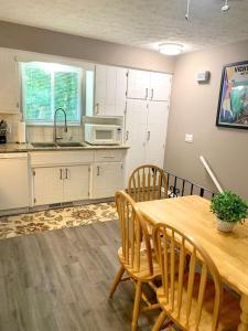 Kuchyň nebo kuchyňský kout v ubytování E. Turkeyfoot Whole House