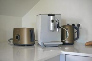 Příslušenství pro přípravu čaje a kávy v ubytování Majestic Manor Gardens An Elegant Private Retreat