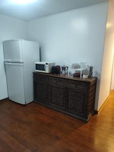 una cocina con microondas y nevera en Céntrica habitación con vistas Larcomar, en Lima