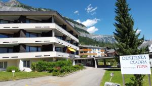 ein Gebäude mit einem Schild davor in der Unterkunft Alpen-Fewo, Residenza Quadra 25 in Flims