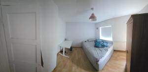 Un dormitorio pequeño con una cama y una ventana. en Constable Road, en Moffat