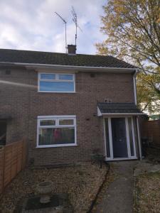 una casa de ladrillo con una ventana y una puerta en Constable Road, en Moffat