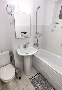 Apartament MARIO في تورك أوكن: حمام مع حوض وحوض استحمام ومرحاض