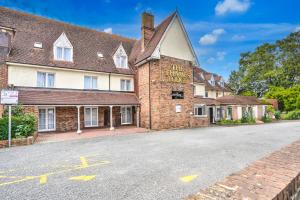 een lege straat voor een bakstenen gebouw bij Sunday London Staines-upon-Thames Heathrow T5 in Staines