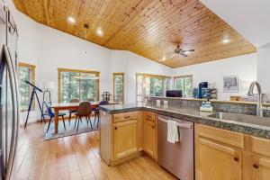 トラッキーにあるTruckee Treatの木製の天井のキッチン、ダイニングルーム