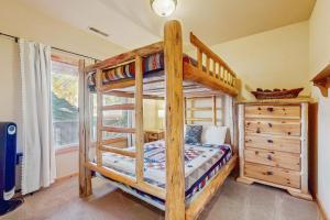 トラッキーにあるTruckee Treatのベッドルーム1室(二段ベッド2台、ドレッサー付) +21枚の写真