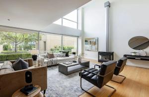 een woonkamer met meubilair en een groot raam bij Calm Modern Retreat in the Heart of Salt Lake City in American Towers Condominium