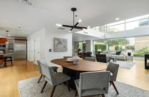 een eetkamer en woonkamer met een tafel en stoelen bij Calm Modern Retreat in the Heart of Salt Lake City in American Towers Condominium