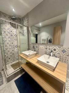 a bathroom with two sinks and a shower at Spacious house with garden, 15 minutes from Paris in Houilles +7 photos