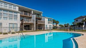 Beachside Condo 11 في شاطئ سانتا روزا: مسبح امام عمارة سكنية