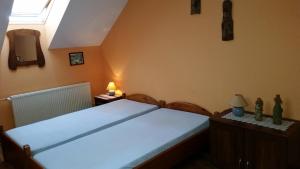 Letto o letti in una camera di Na Skraju Lasu