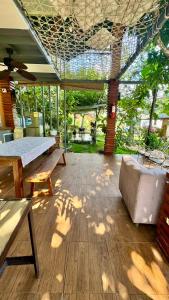 ein großer Raum mit einem Tisch und Bänken darin in der Unterkunft Georgia's Samal Resort in Babak