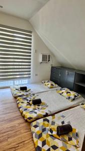 ein Zimmer mit drei Betten in einem Zimmer in der Unterkunft Georgia's Samal Resort in Babak