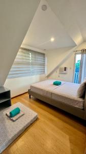 ein Schlafzimmer mit einem Bett, einem Fenster und einem Teppich in der Unterkunft Georgia's Samal Resort in Babak + 40 Fotos