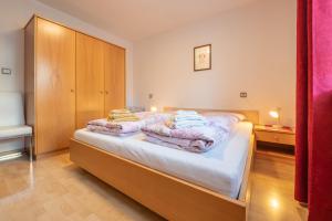 Un dormitorio con una cama con mantas. en App Brunner, en Valdaora