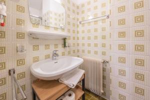 un baño con lavabo y espejo en App Brunner, en Valdaora 28 fotos más