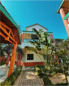 a house with a palm tree in front of it at Elegante villa avec Pool et près de la mer in Mbour
