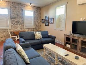 Una sala de estar con un sofá y un televisor. en Historic 706, en Mountain Home