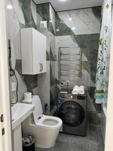 a small bathroom with a washing machine in it at ЖК Арман кала 1- комнатная квартира in Zhezdi