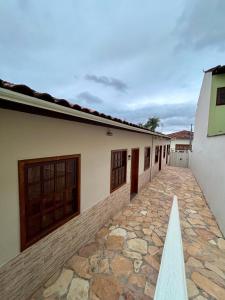 een rij gebouwen met deuren en een oprit bij Recanto Canuto D in Diamantina