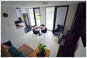 a living room with a table and chairs at Biała chatka w Krzaczastym Zakątku 